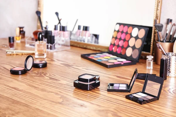 Kozmetik ayna ile tuvalet masasının üzerinde ayarla