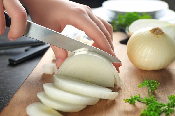 Woman cutting white onion — Stock Photo, Image