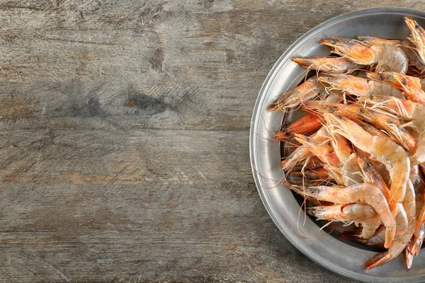 Plate with fresh shrimps — Stock Photo, Image