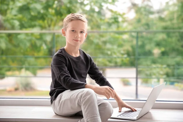 Cute little boy z laptopem w domu — Zdjęcie stockowe