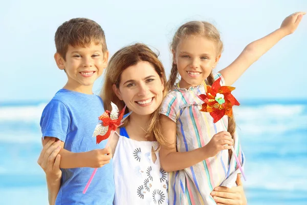 Leuke lieve kinderen met moeder op zee strand in het resort — Stockfoto