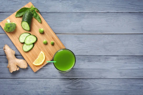 Vaso con jugo de verduras frescas —  Fotos de Stock