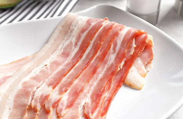 Plátků odkrojte slaniny na desce — Stock fotografie