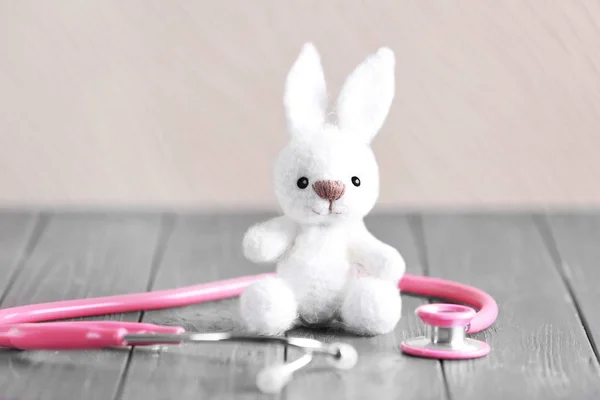Speelgoed bunny en stethoscoop — Stockfoto