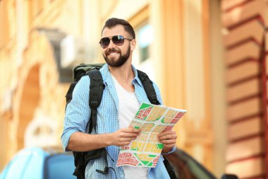 Harita ile erkek turist 