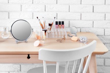 Kozmetik ayna ile tuvalet masasının üzerinde ayarla