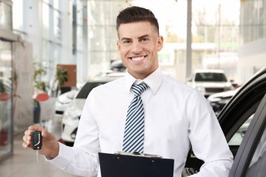 Satıcı araba salonda