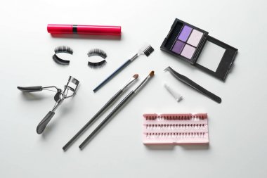 Kirpik kıvırıcı ve yanlış      