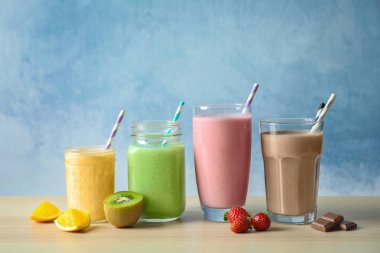 Cam masa üzerinde farklı milkshakes