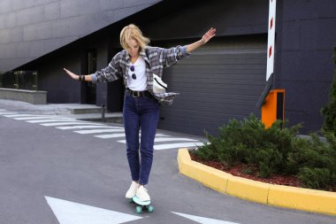 çekici kız kaykay ile