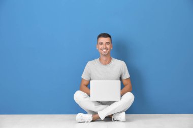 Bilgisayarlı genç adam  