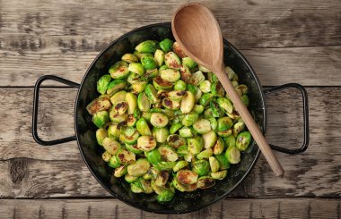 Kavrulmuş brussel lahanası ile çanak 