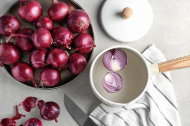 Tencere kırmızı soğan ile 