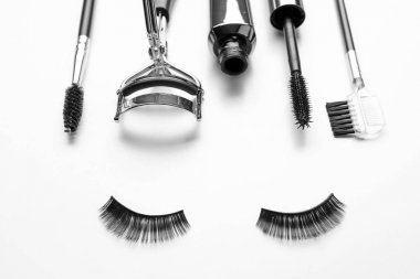 Kirpik kıvırıcı ve yanlış      