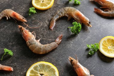 karides ve limon dilimleri 