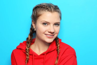 Renk arka plan üzerinde genç güzel kadın