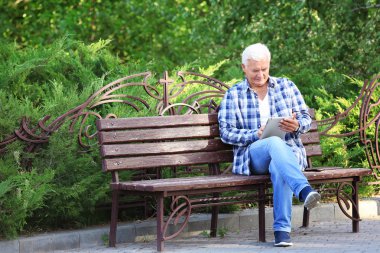 Yakışıklı olgun adam. 