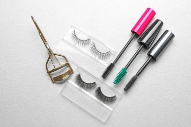 Kirpik kıvırıcı ve yanlış      