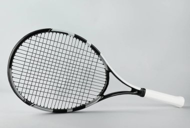 Tenis raketi gri arka plan üzerinde