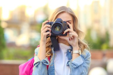 Genç kadın turist alarak fotoğraf açık havada
