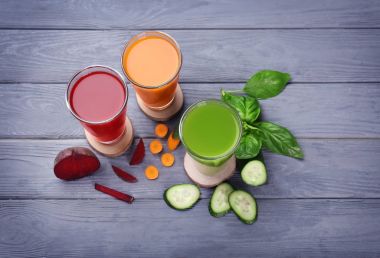 Gözlük ile çeşitli taze meyve suları 