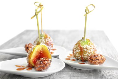 Olgun incir ve ceviz karamel sos ile 