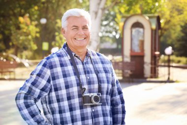 Yakışıklı olgun adam.