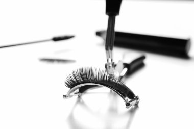 Kirpik kıvırıcı ve yanlış      