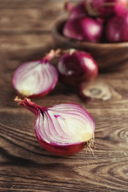 Ahşap masa üzerinde kırmızı soğan dilimlenmiş