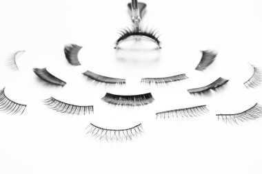 Kirpik kıvırıcı ve yanlış      