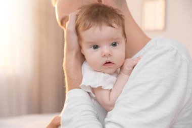 Genç Baba holding bebek evde