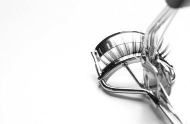 Kirpik kıvırıcı ve yanlış      