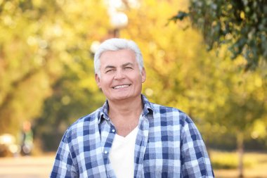 Yakışıklı olgun adam. 