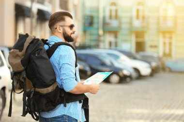 Harita ile erkek turist 