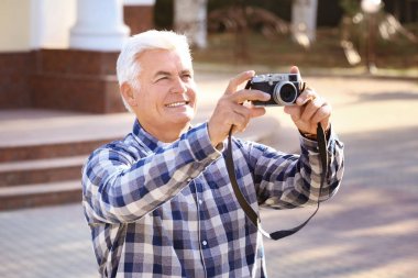 Yakışıklı olgun adam.