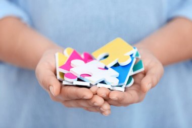 kadın holding bulmacanın parçaları