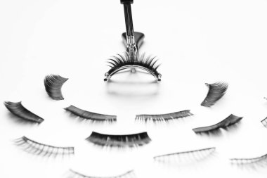 Kirpik kıvırıcı ve yanlış      