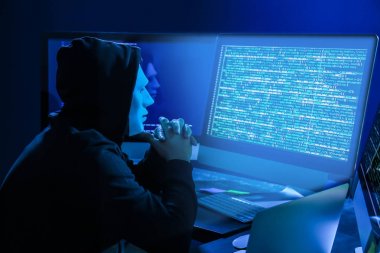Bilgisayarı kullanan maskeli hacker