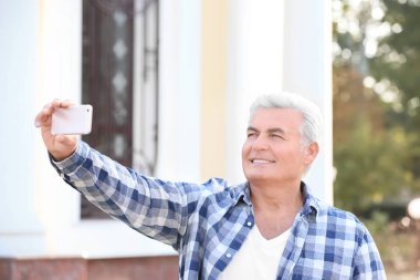 Yakışıklı olgun adam. 