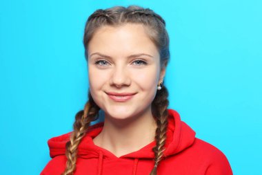 Renk arka plan üzerinde genç güzel kadın