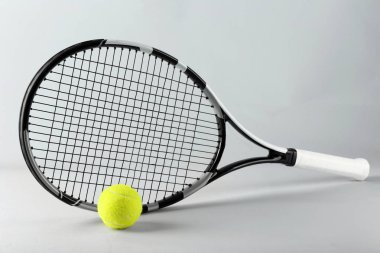 tenis raketi ve top 
