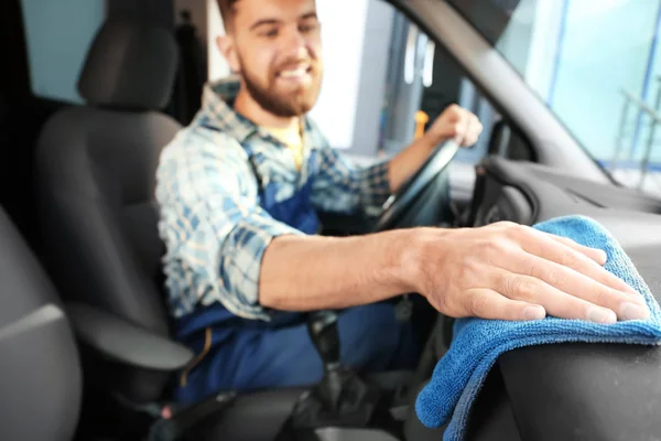 Man reinigen salon met doek in auto — Stockfoto