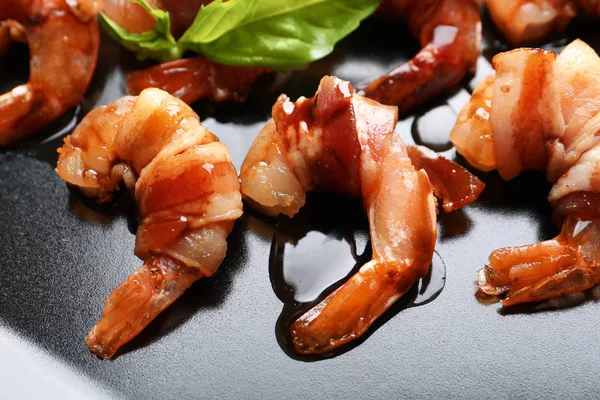 Shrimps wrapped in bacon on plate — Stock Photo, Image