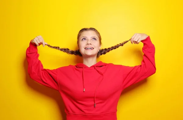 Ung vacker kvinna på färg bakgrunden — Stockfoto