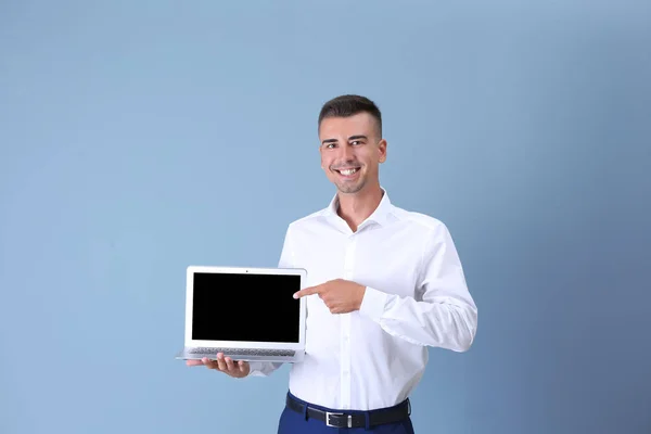 Junger Mann zeigt auf Laptop — Stockfoto