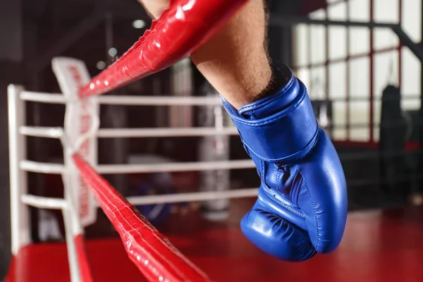 Hand eines jungen Profiboxers wartet auf Gegner im Ring — Stockfoto