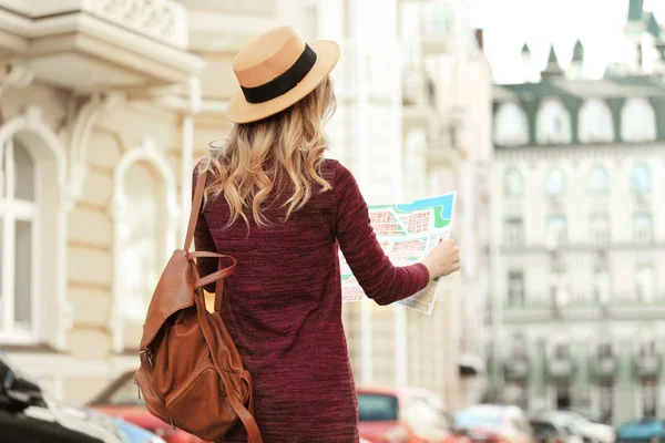 Jeune touriste féminine avec carte sur la rue — Photo
