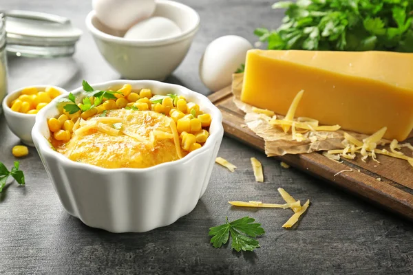 Ramekin con pudín de maíz en la mesa — Foto de Stock