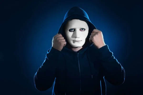 Mannelijke hacker in masker — Stockfoto