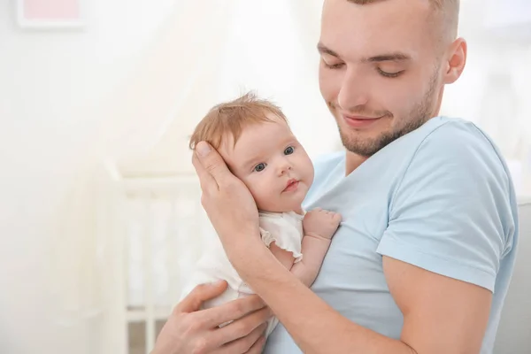 Joven padre sosteniendo bebé en casa —  Fotos de Stock